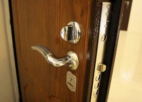 Замена входной двери в квартире в Рыбное