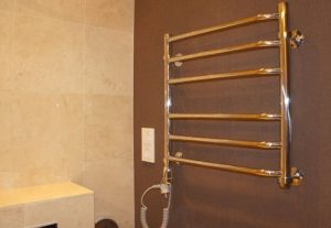 Установка электрического полотенцесушителя в ванной в Рыбное